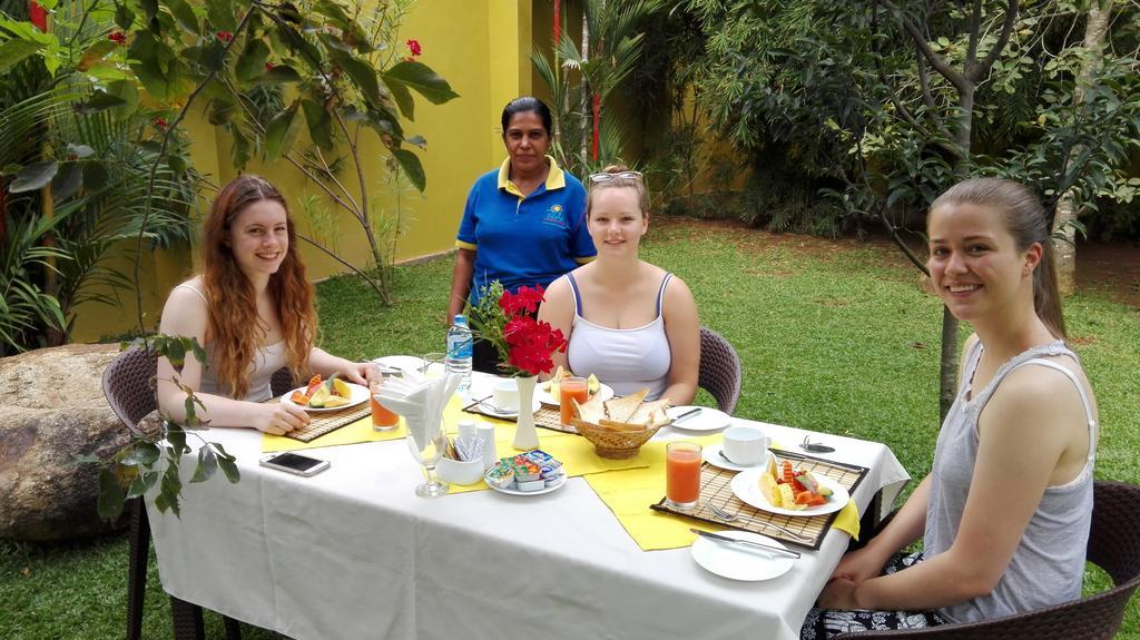 Inlak Garden Hotel Negombo Exteriör bild
