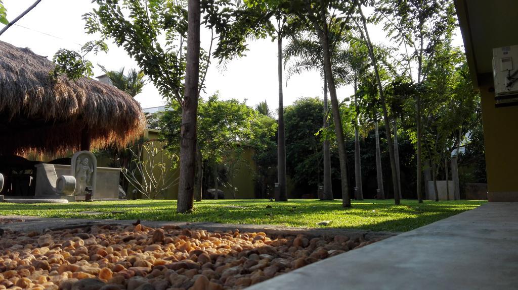 Inlak Garden Hotel Negombo Exteriör bild